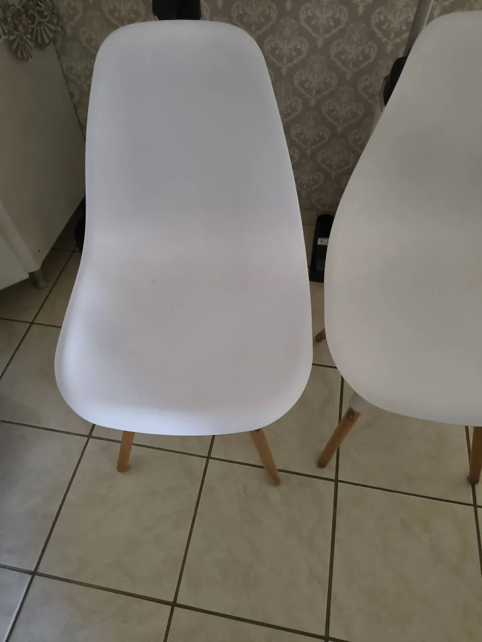 Vendo 2 cadeiras brancas excelentes  - Foto 2