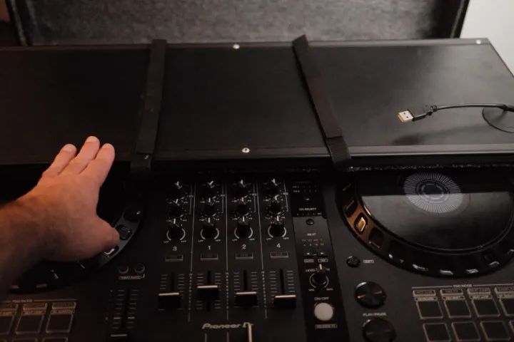 CONTROLADORA DDJ FLX6 com CASE MALETA - Foto 3