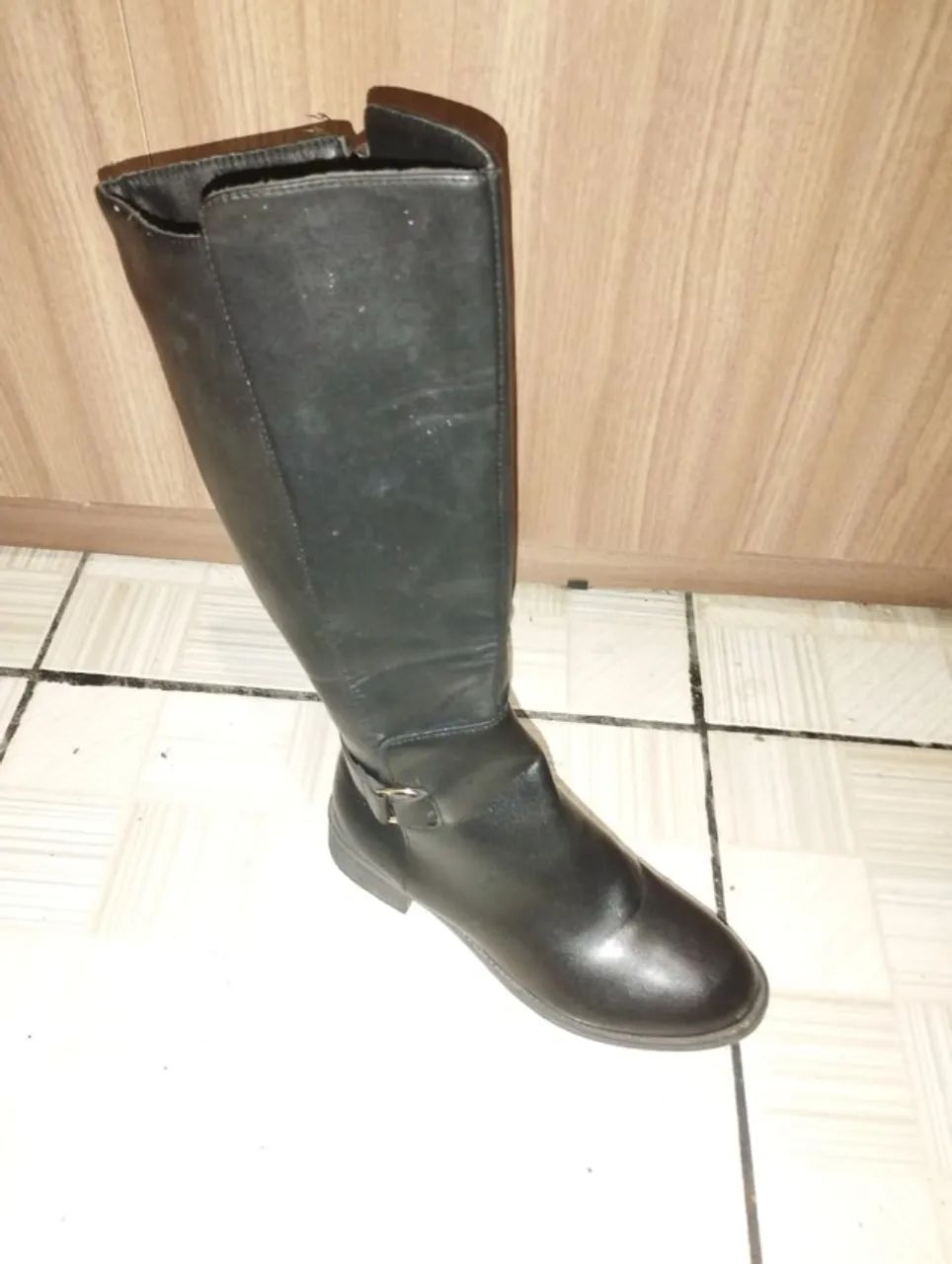 Bota cano alto com fivela - Foto 2