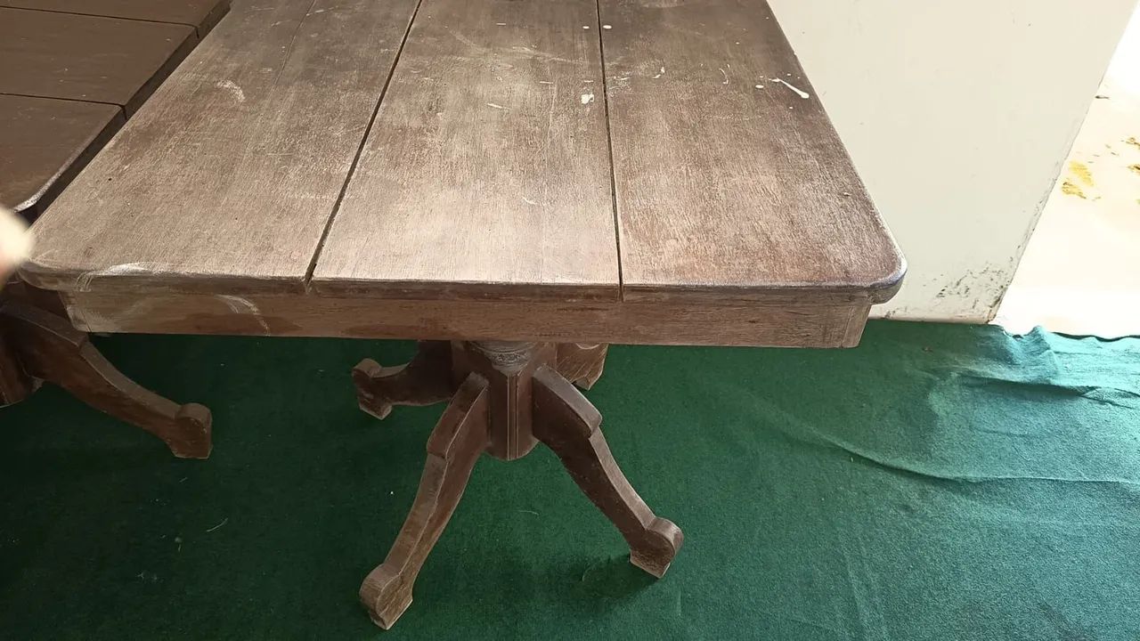 Mesa em madeira de lei