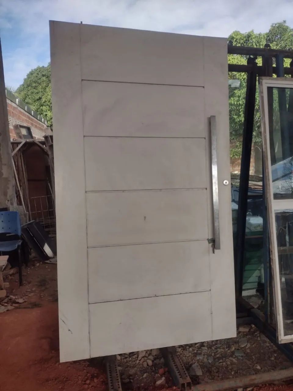 Porta de madeira Massaranduba. 2.30x1.30, com puxador inox, fechadura e chaves. Valo $1800