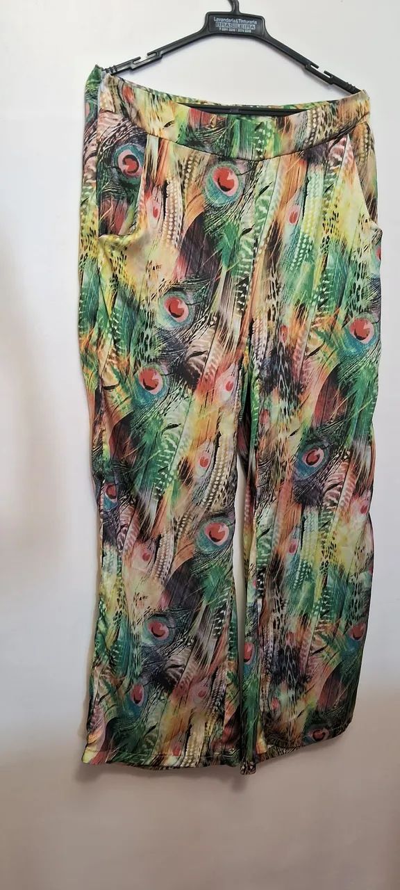 Calça pantalona de setin com forro e bolso lateral