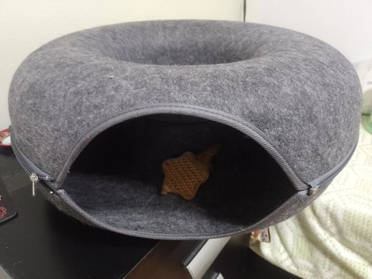 túnel para gato e brinquedinho