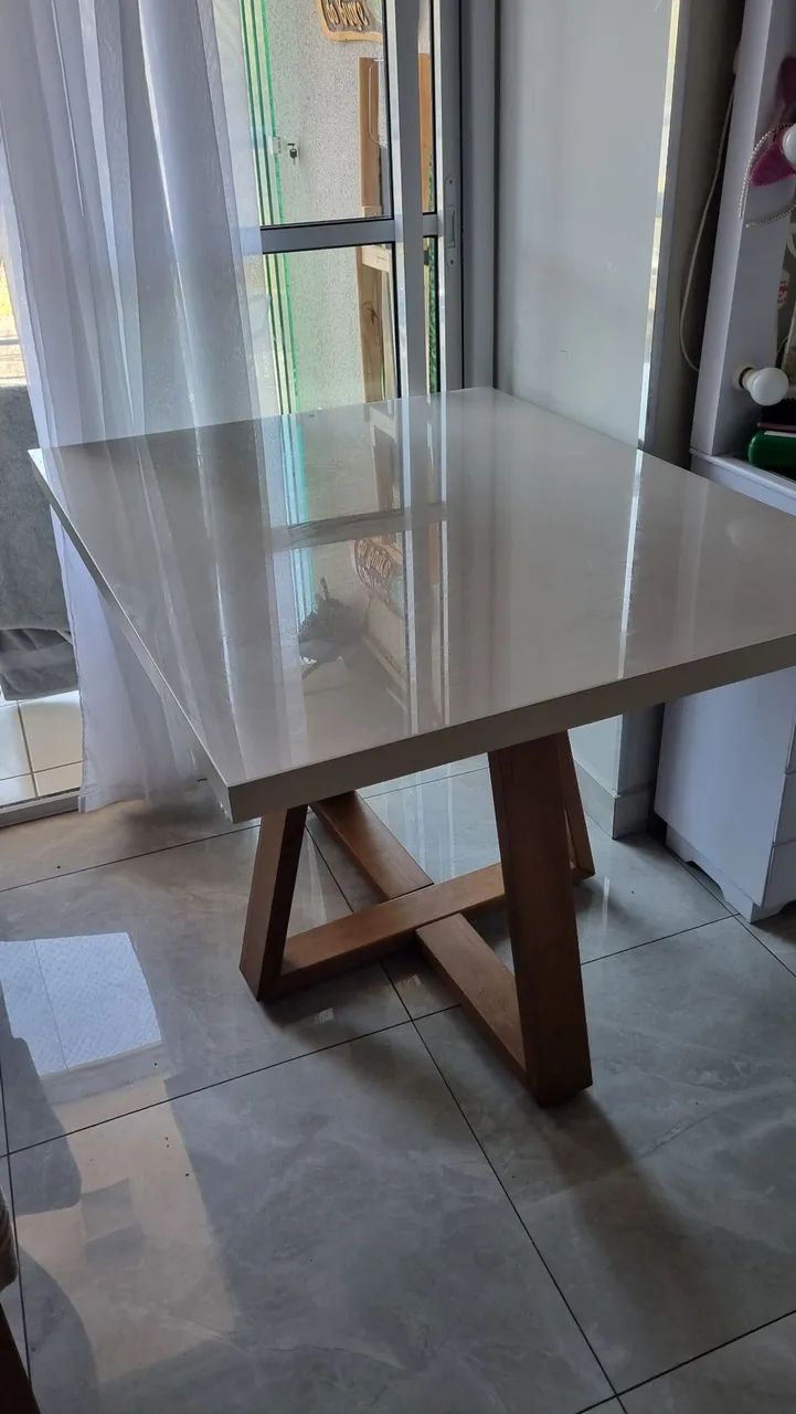 Mesa quadrada de madeira maciça com tampo de vidro - Foto 5