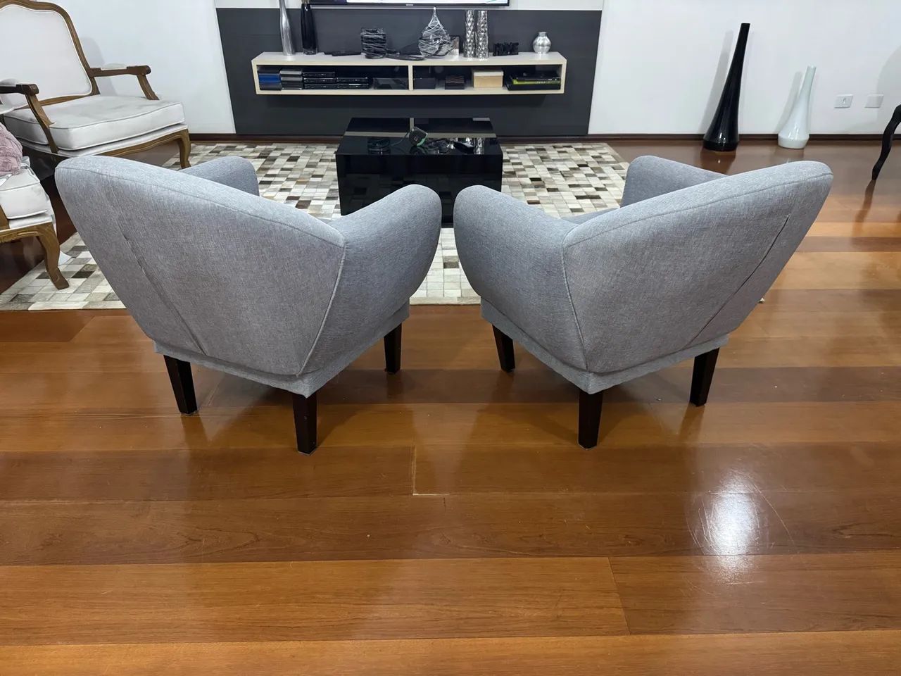 Par de Poltronas Cinza - Modernas e Confortáveis - Foto 2