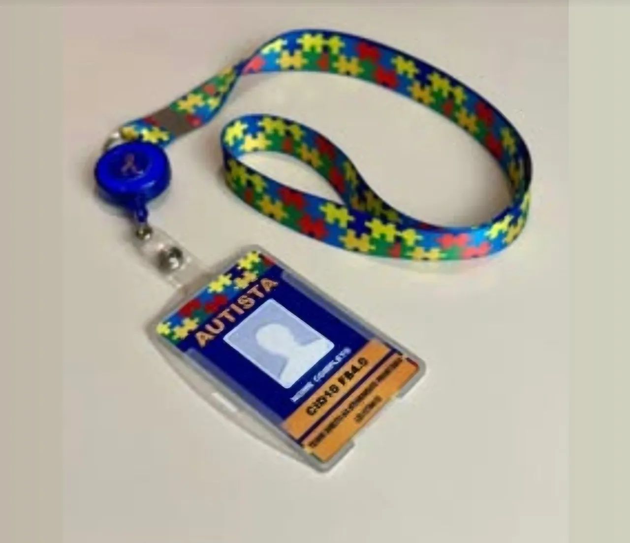 CRACHÁ E CORDÃO PERSONALIZADO PARA AUTISTA
