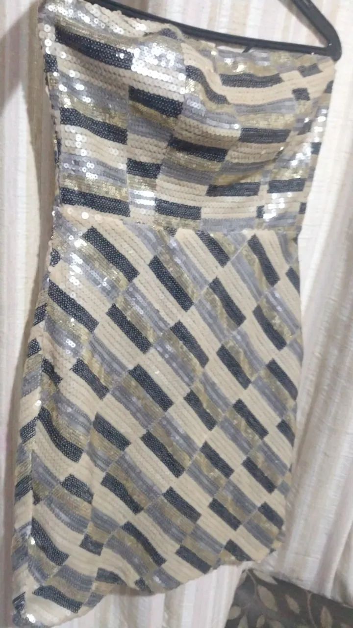 Vestido de lantejoulas tomara que caia com bojo