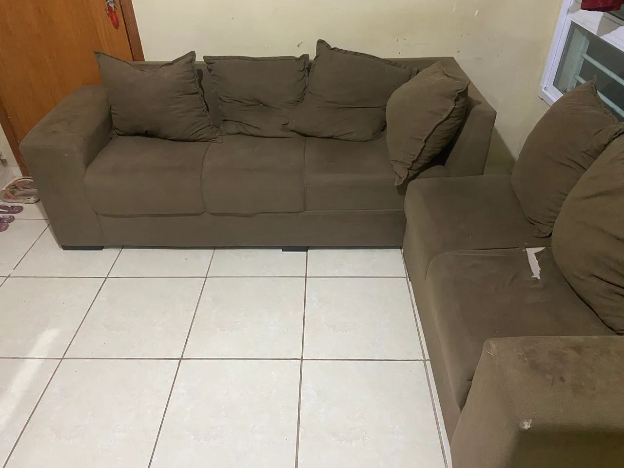 TV, sofá e uma poltrona amarela - Foto 4