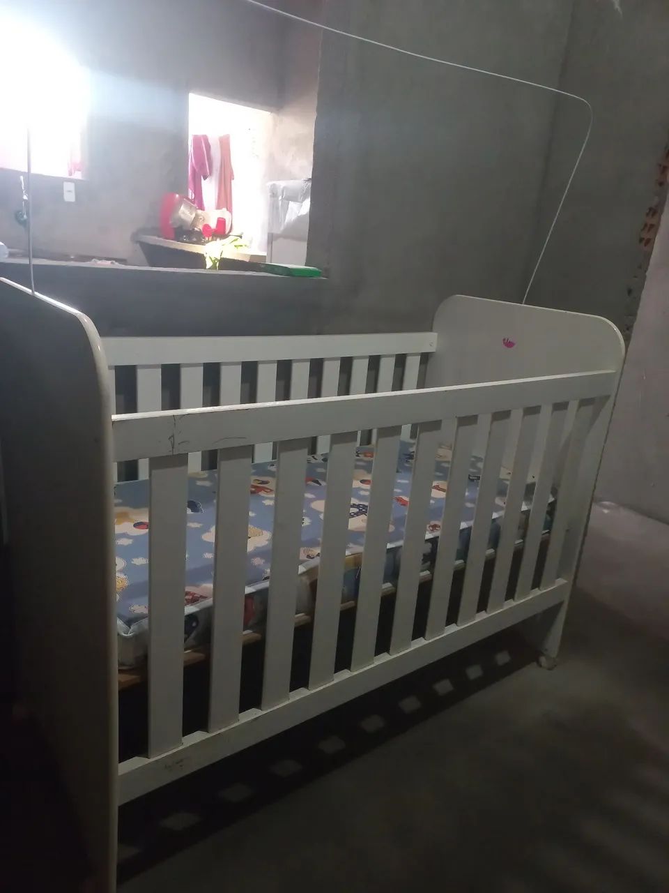 Vendo berço com colchão em bom estado e barato - Foto 2