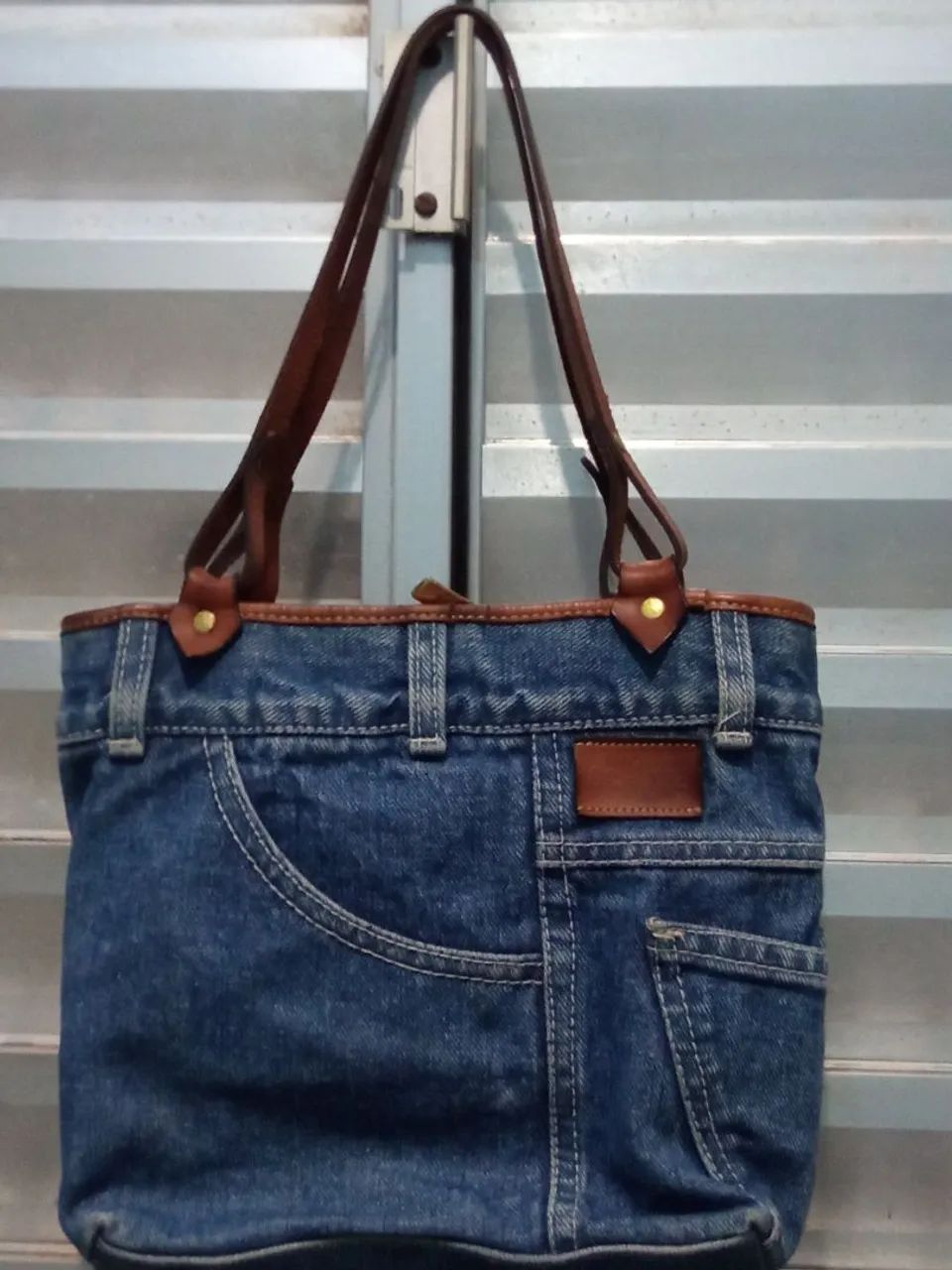 Bolsa Schutz jeans flores crochê  - Foto 2