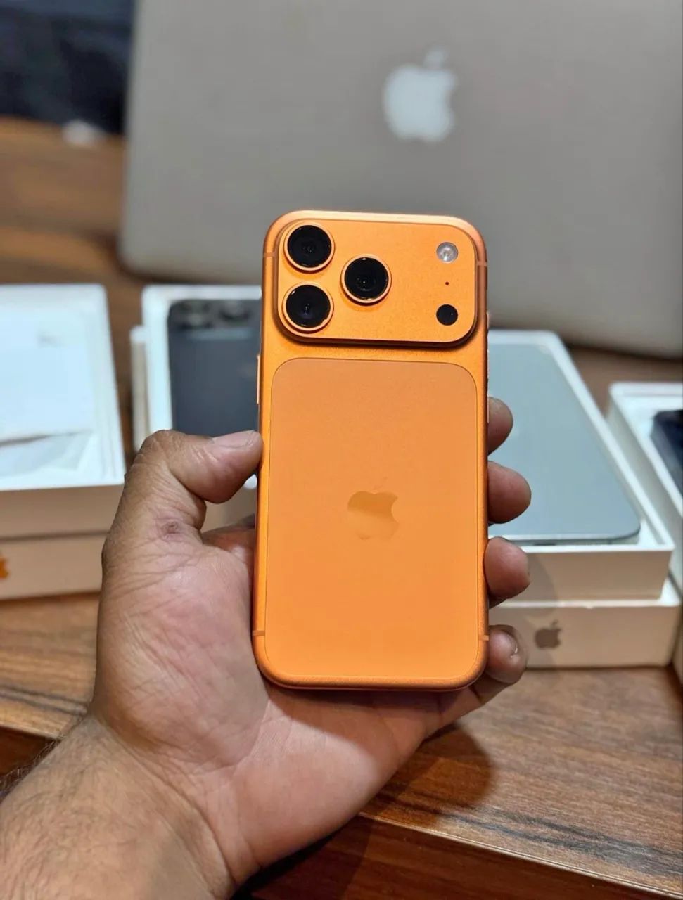iPhone 14 Pro na carcaça do 17 pro 