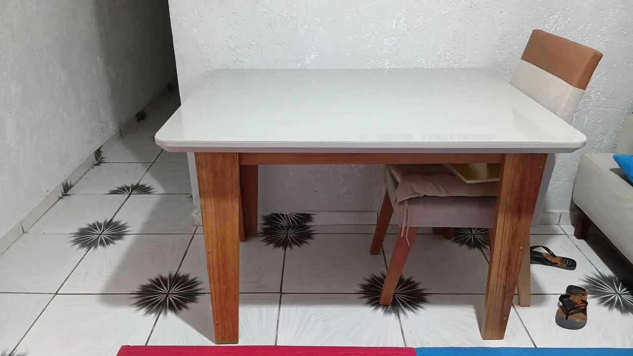 Mesa 4 cadeiras ótimo condições 