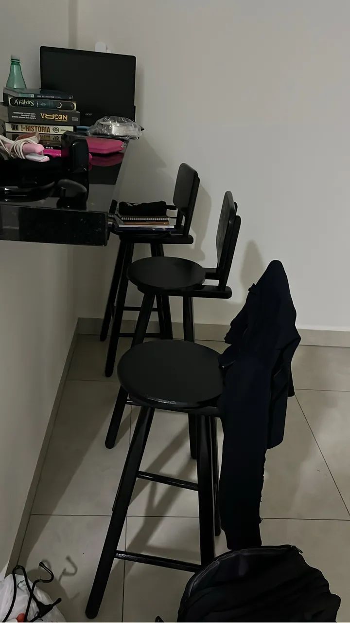 3 banquetas de madeira - Foto 2