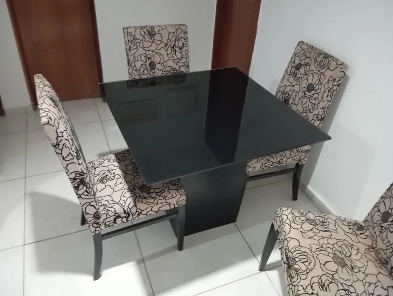 Mesa com 4 cadeiras 