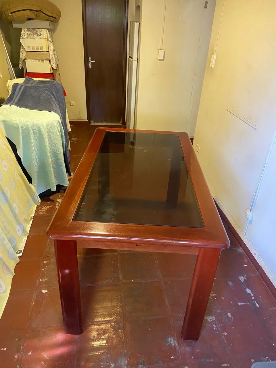 Mesa de jantar em madeira com tampo de vidro. - Foto 3