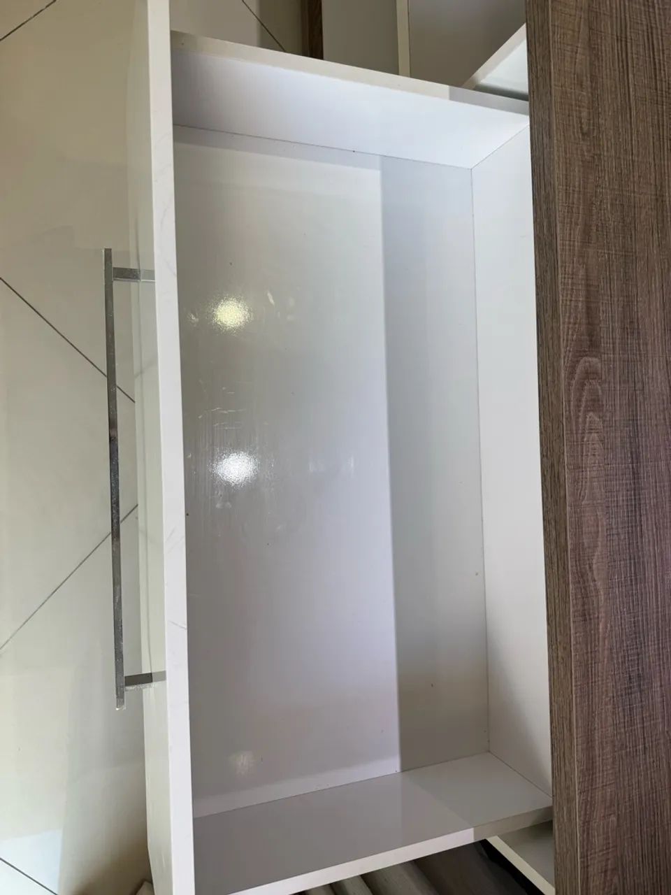 Rack com Painel para TV em MDF - 2,70m | Madeira e Branco  - Foto 3