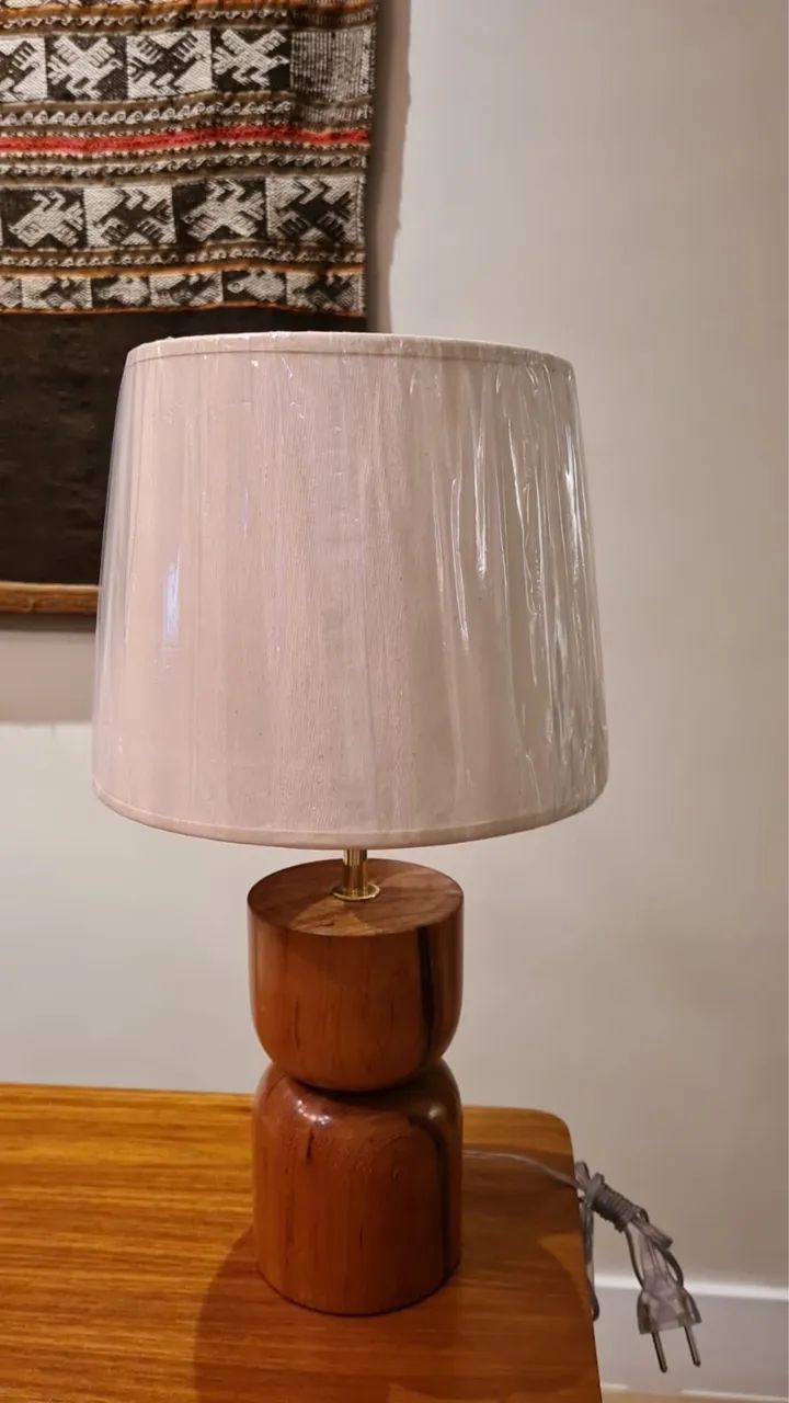 Abajur ampulheta madeira com cúpula branca linho  - Foto 2