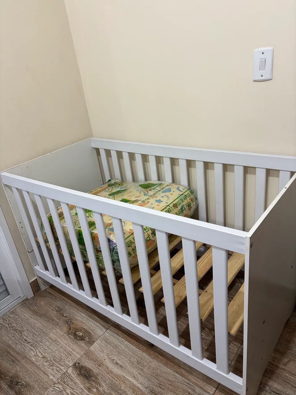 Berço que vira cama e acompanha colchão novo