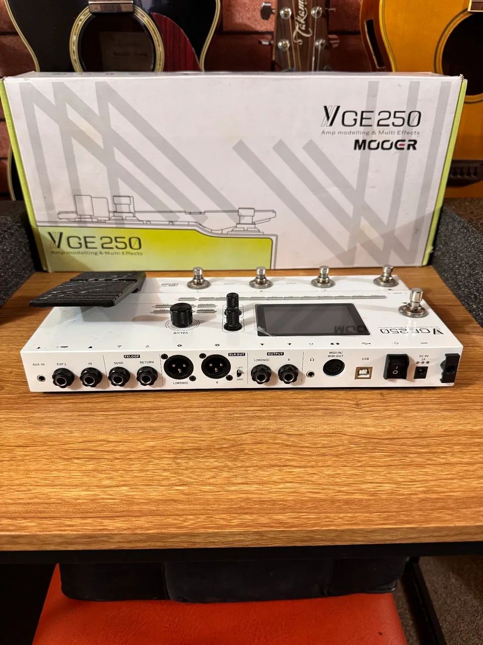 Pedaleira Mooer ge250 zerada na caixa com fonte ANALISO TROCAS