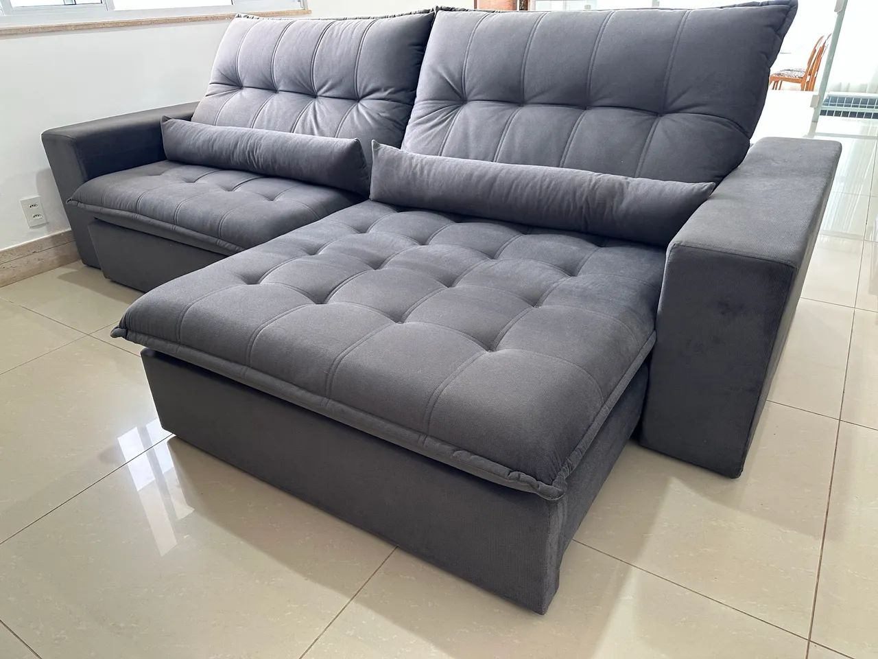 Sofá retrátil 4 lugares. Muito espaçoso e confortável! - Foto 5