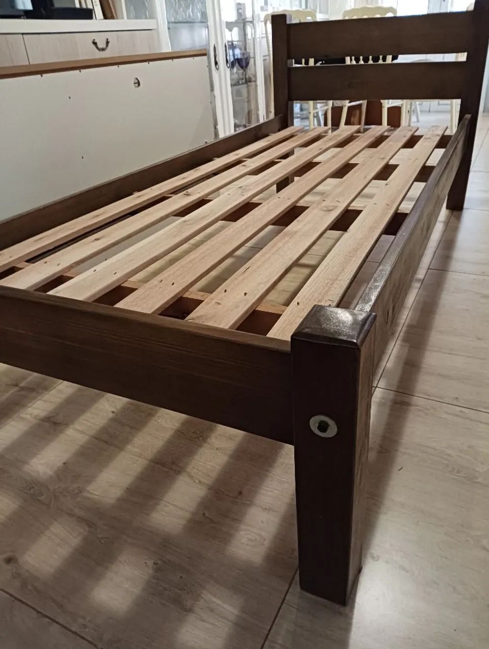 Cama de madeira solteiro