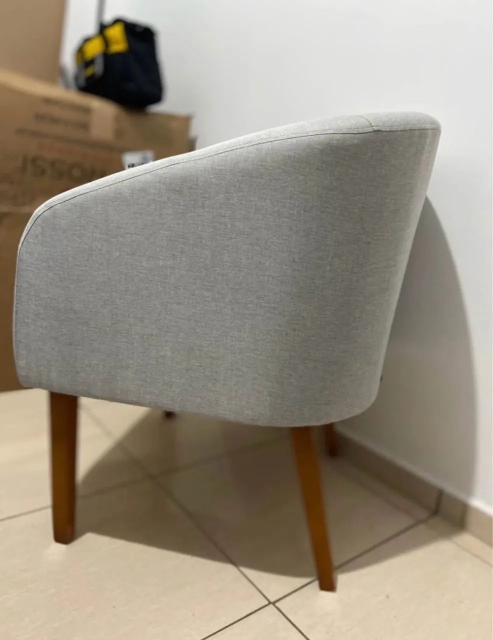 POLTRONA DECORATIVA EM LINHO CINZA - NOVA - Foto 3
