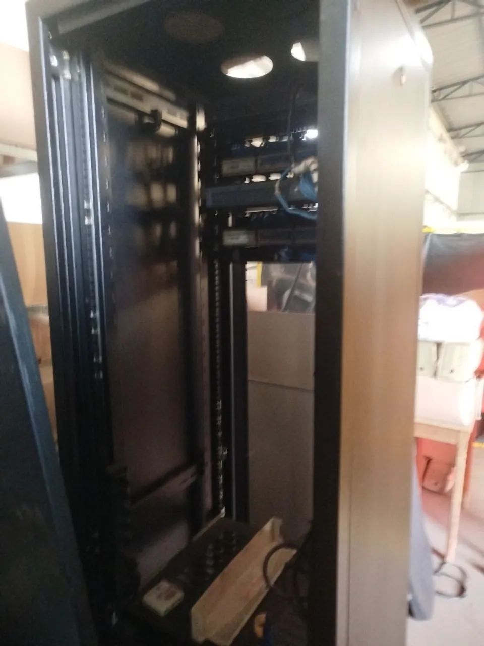 rack para servidor com 2 switch de mesa tp link - Foto 4