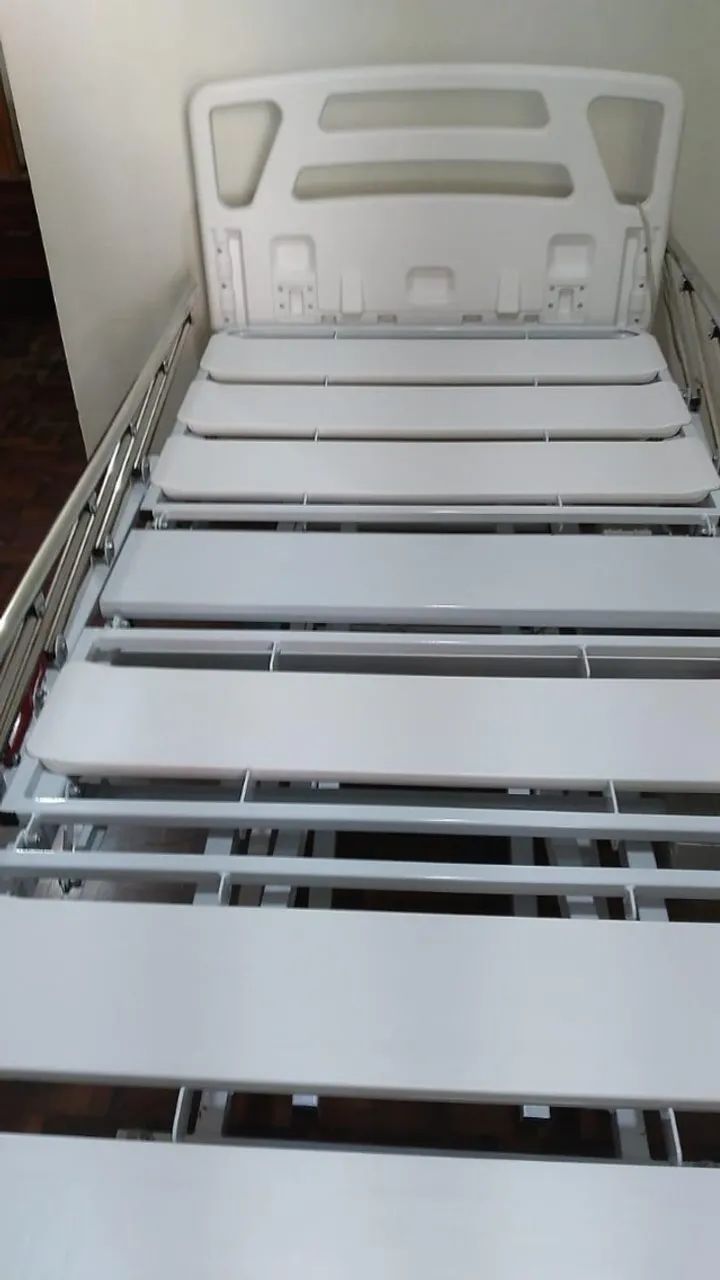 vende-se cama hospitalar e cadeira de banho - Foto 2
