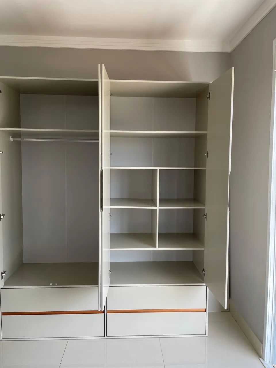 Guarda roupa branco/areia em perfeito estado - Foto 2