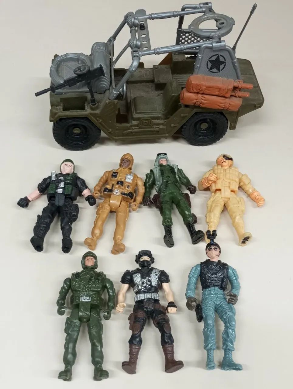 Lote com Jipe e soldados  - Foto 2