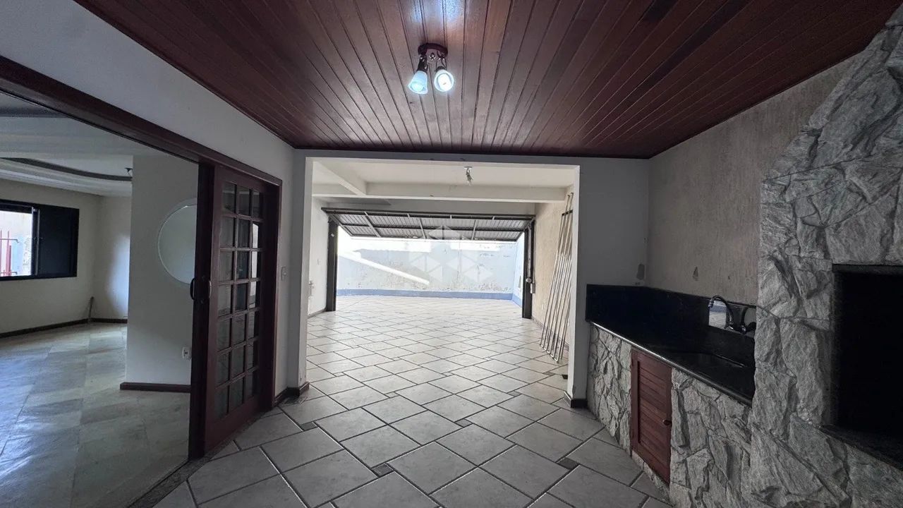 CASA COM 4 QUARTOS SENDO 3 SUITES E 3 VAGAS NO ESTREITO EM FLORIANÓPOLIS - Foto 3