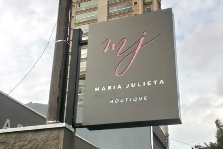 Placa de ACM em bandeira