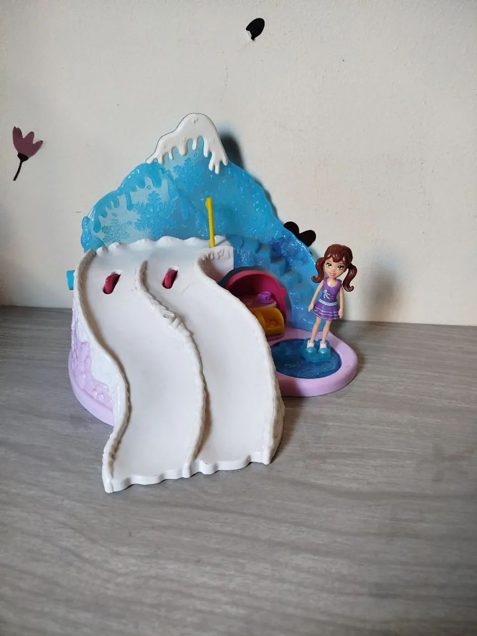 Boneca poly pista gelo