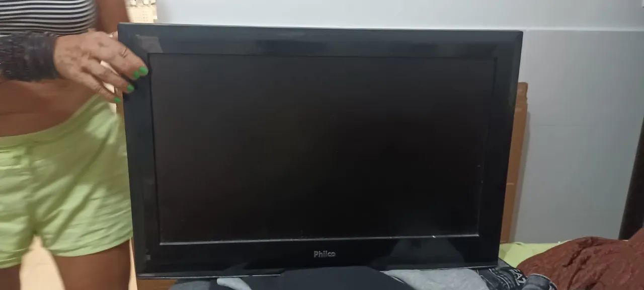 Tv Philco 24 polegadas lcd Com marcas de uso - Foto 2