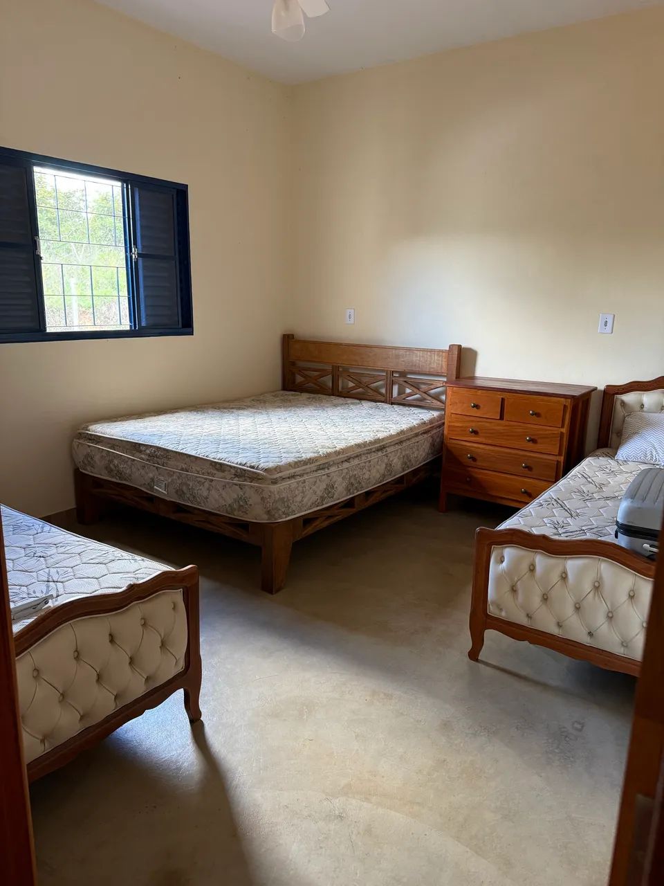 Wooden Queen-Size Bed65704324055298120