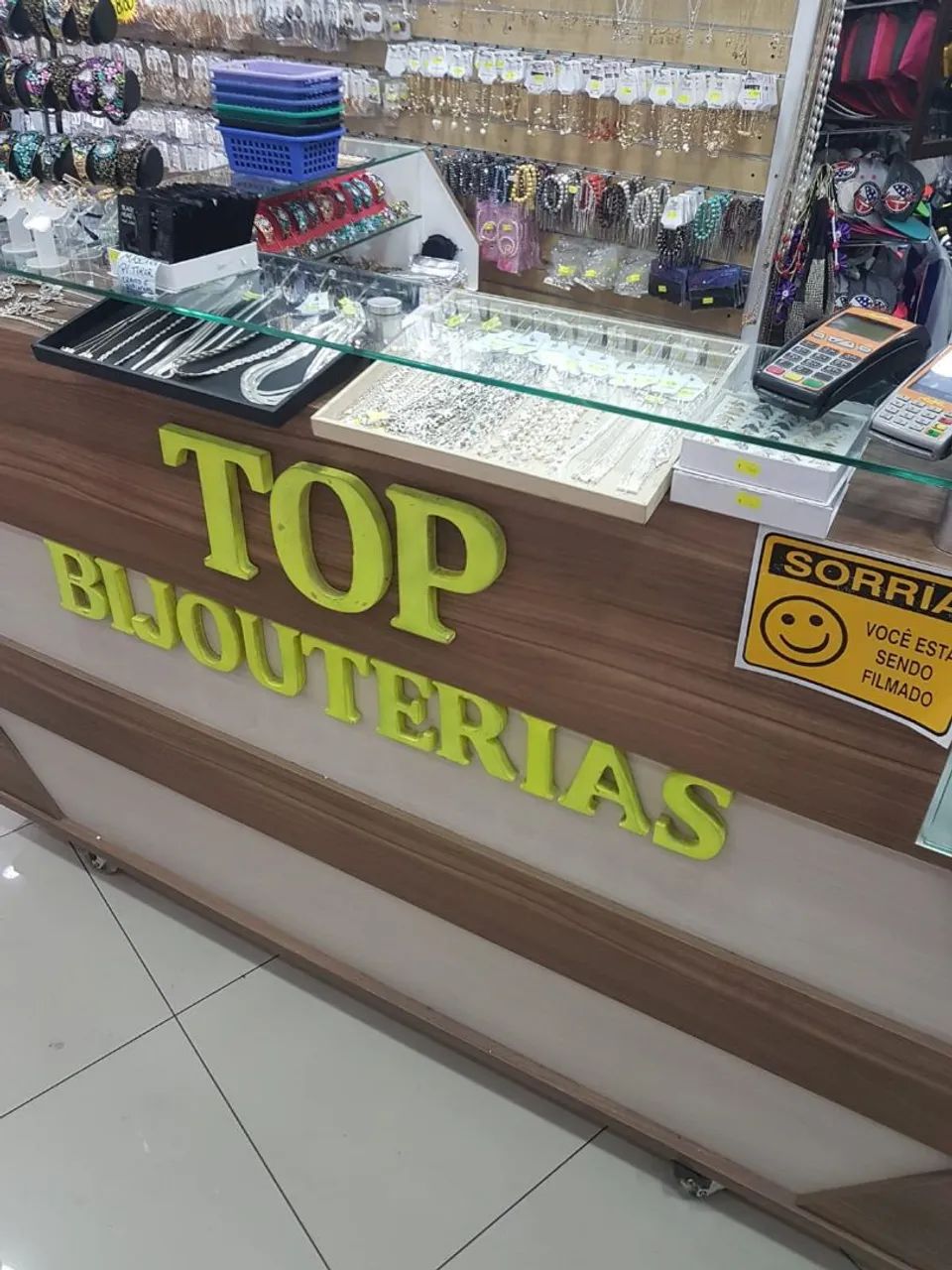 Balcão caixa de madeira com vitrine - Foto 2