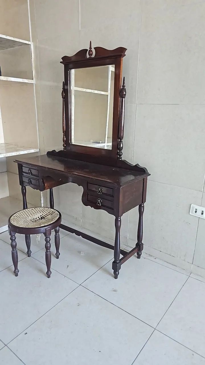 Penteadeira de móveis antigos em perfeito estado