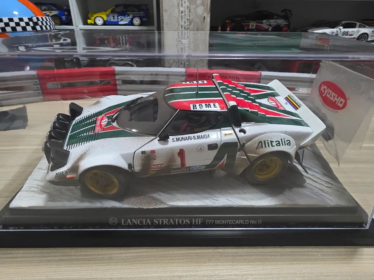 Miniatura 1.18 c diorama e pilotos rally Lancia Stratos HF campeão