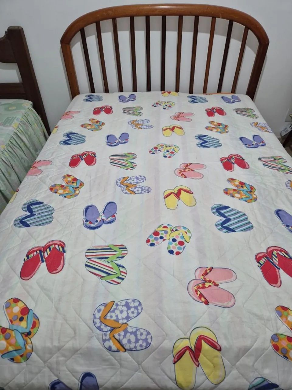 Cama de Casal em Madeira Maciça com Cabeceira Ripada.