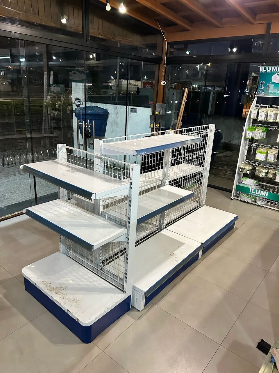 2 gôndolas de centro + 1 gôndola de ponta 