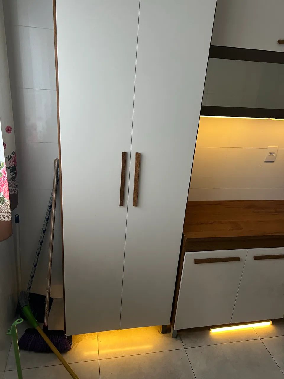 Título da OLX  Armário de Cozinha Grande 2,25x2,25 com LED e Vidro Semi Novo - Foto 4