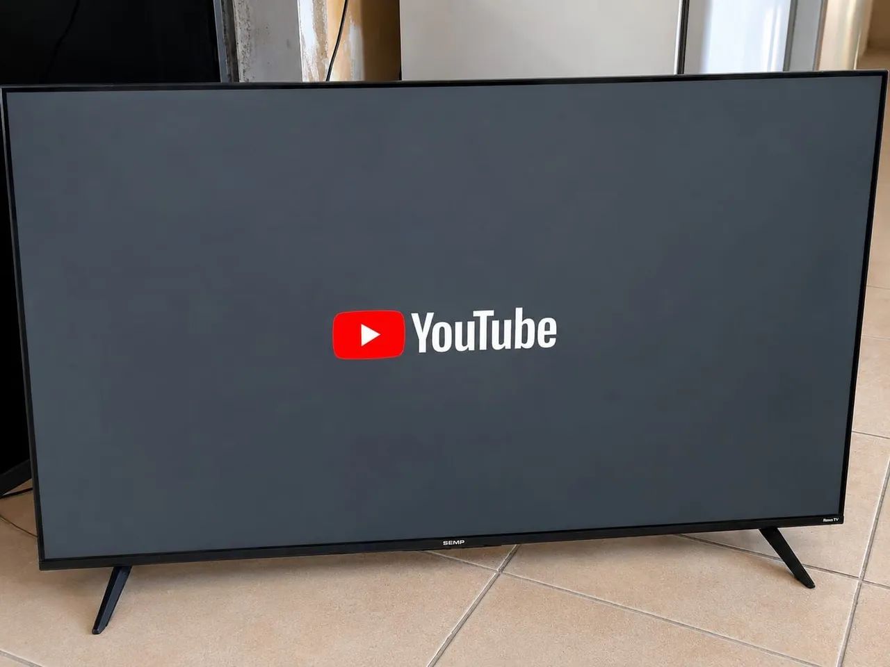 TV SMART 50 polegadas 4k Bluetooth,  acompanha pezinho e controle. 1.500 R$