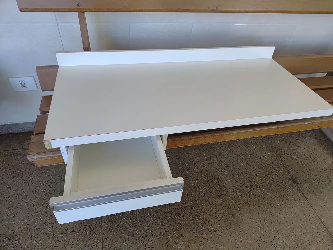 Mesa suspensa com 1 gaveta, med 1,00x0 45 - Foto 2