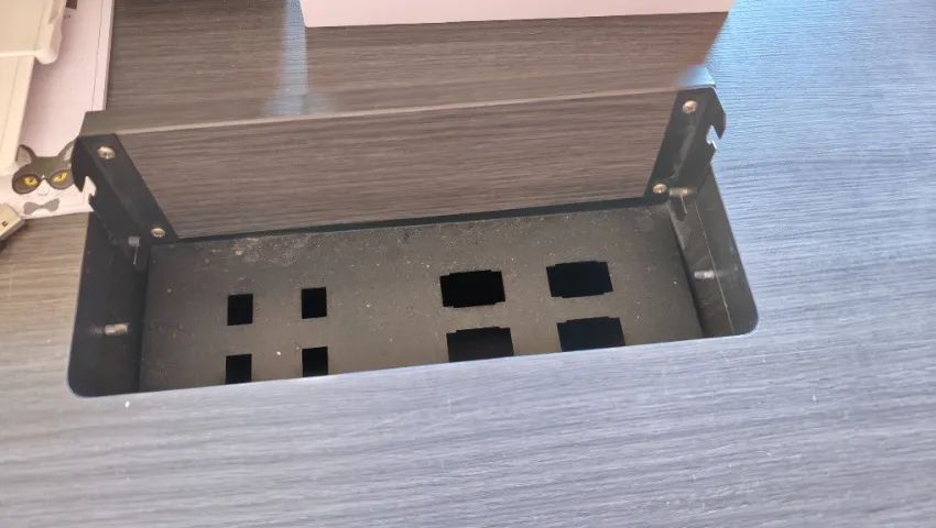 Mesa de escritório com armário na base - Foto 3