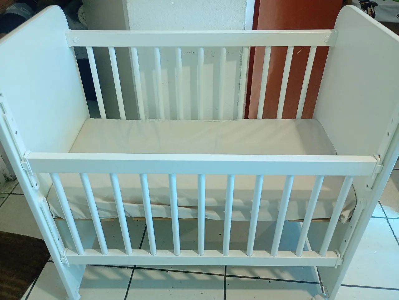 Mini berço com grade removível com colchão - Foto 5