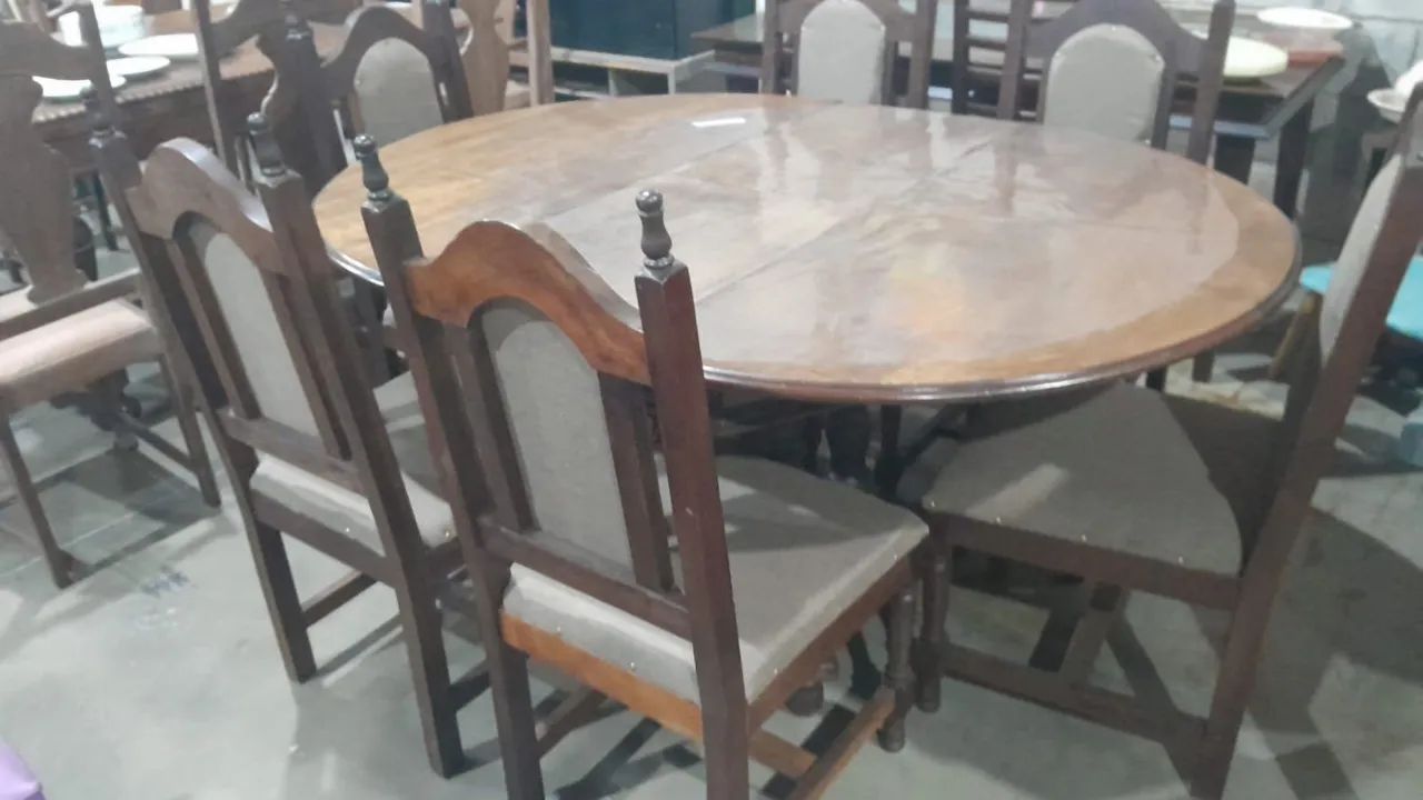 Mesa oval com 6 cadeiras com extensor , aumenta de tamanho 
