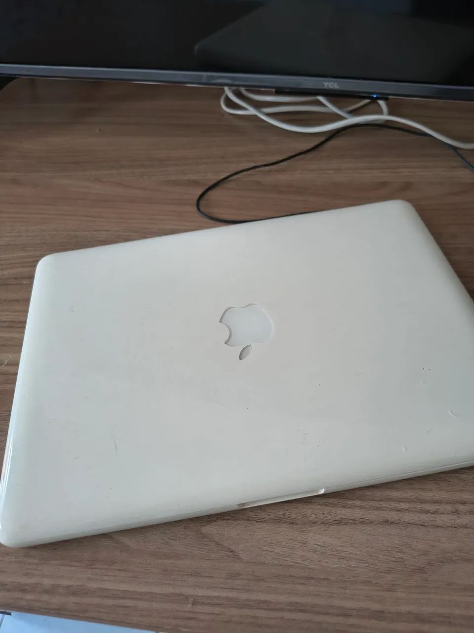 Mecbook white parado 