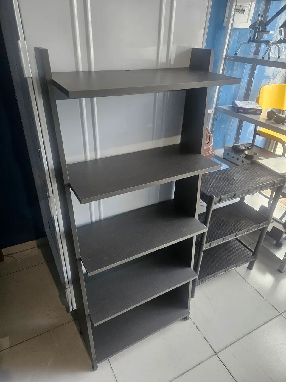 Estante compacta small para quarto 