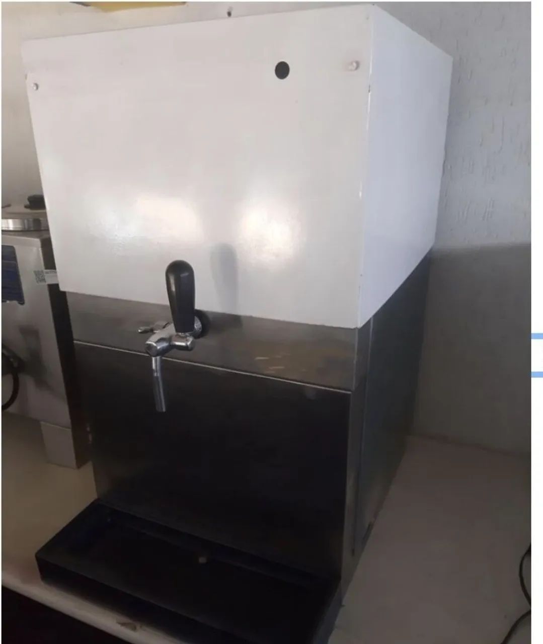 chopeira elétrica profissional de balcão (híbrida elétrica e a gelo), funcionando em perfe