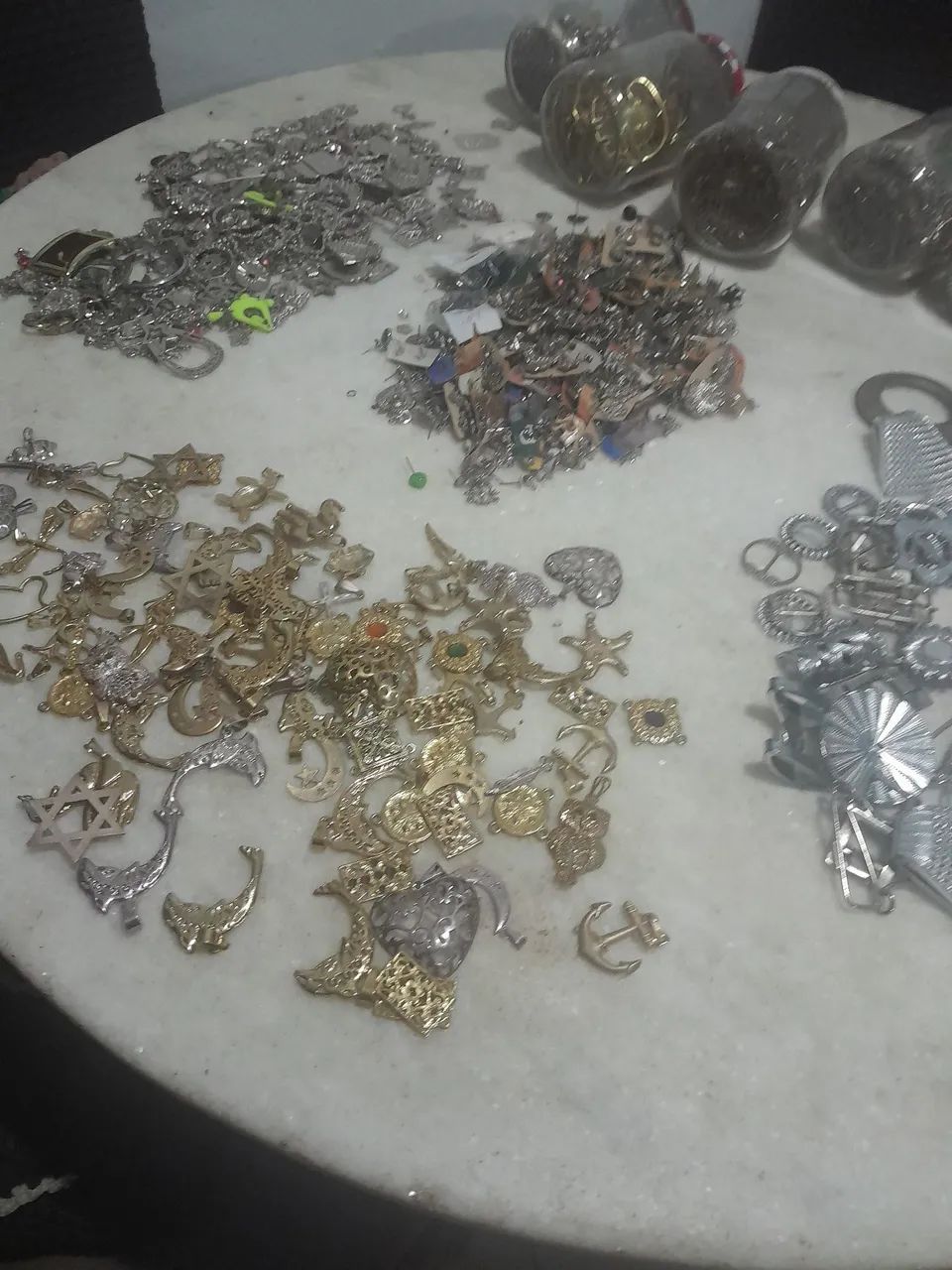 Peças de bijuterias pingentes dourado e prateado - Foto 3